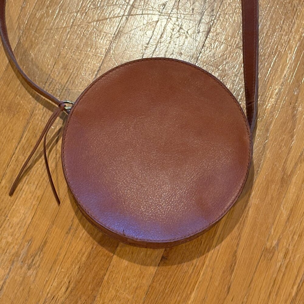 Madewell // The Circle Crossbody Bag in English Saddle (brown leather)
